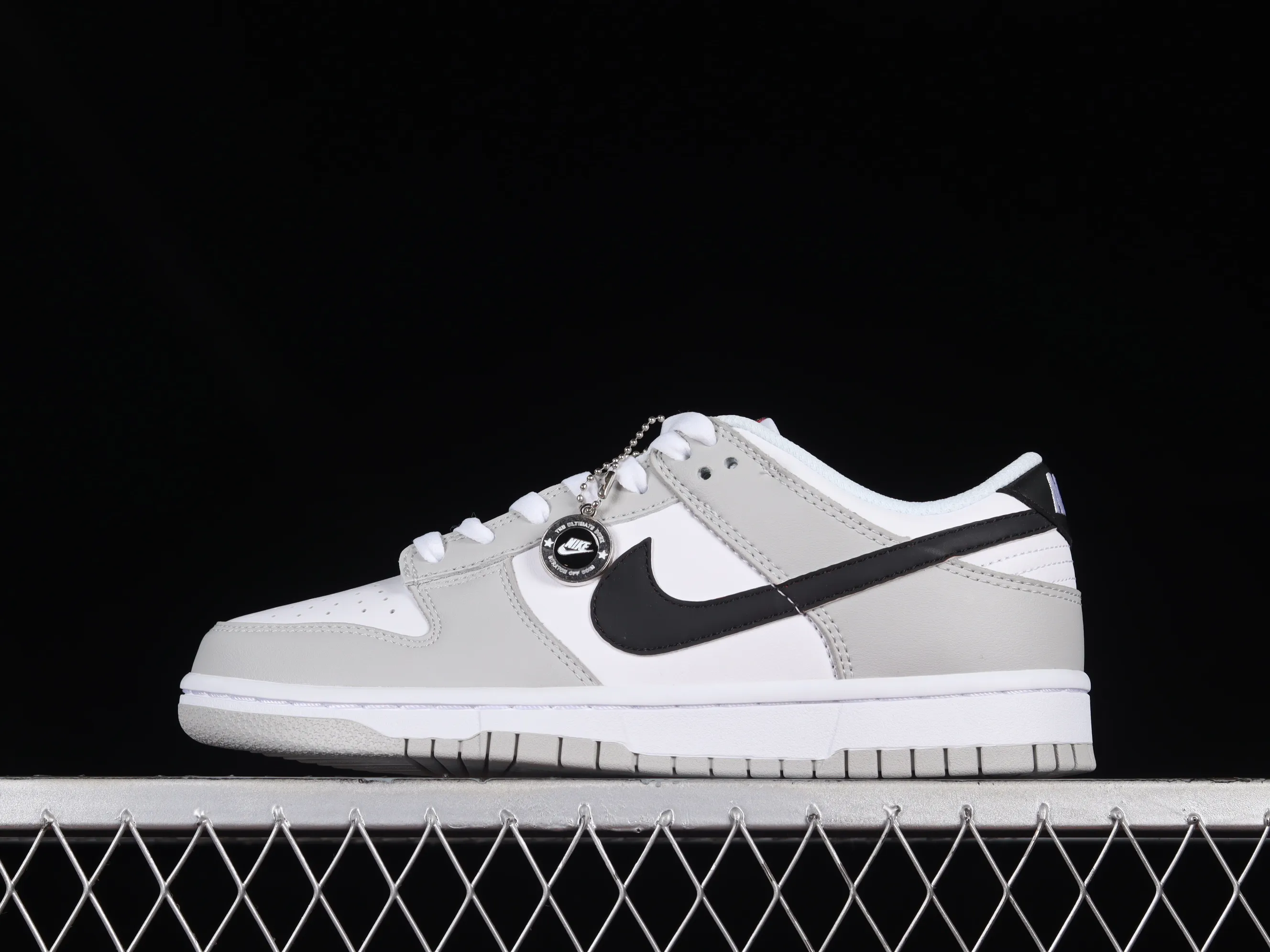 All Categories Nk SB Dunk Series Nk SB Dunk Low Low-top sneakers F version Nk Dunk SB Low Gray white and black scratch-off SB low-top sports and leisure sneakers DR9654-001